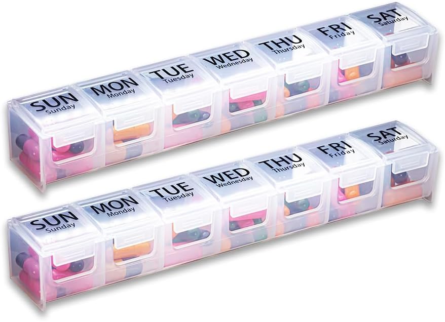 GMS Weekly Pill organizētājs - 7 dienu iecirknis Pill kaste papildinājumiem, vitamīniem un medikamentiem - droša latches - ideāli piemērots ikdienas lietošanai & ceļojumiem - skaidrs - 2 iepakojums