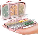 Travel Pill organizētājs - Mitruma pierādījums Portatīvais vitamīnu turētājs ar 7 iecirkņiem, Kompakts papildinājums Purse Essential Medicine Kit fot Traveling Pocket Pharmacy with Labels, Pink