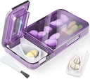 Pill Cutter Splitter mazām vai mazajām Pill. 2-in-1 Travel Pill Box & Pill Splitter - liela ietilpība 4 iecirkņi Pill organizētājs - noņemams Nonslip V- Shaped Pad. Wrap-Around Blade Guard (Purple)
